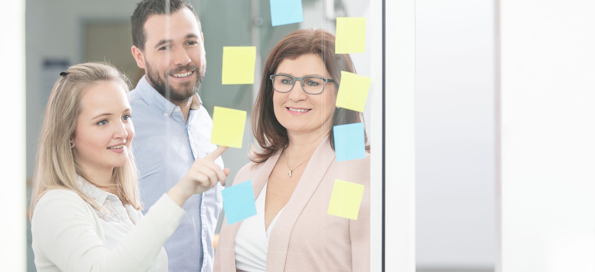 Die richtige Kommunikation nach außen zu tragen, aber auch intern zu leben, ist ein wichtiger Punkt, um sich optimal am Markt zu positionieren. Mitarbeiter, Kunden und weitere Anspruchsgruppen werden den Kontakt mit Ihnen schätzen.